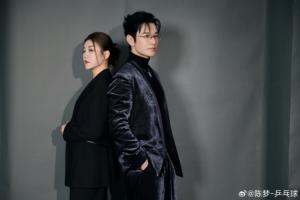 黑色系服装陈梦晒与黄晓明合照：酷酷的妹碰到了帅帅的哥