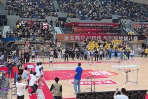 这么幽默！王哲林此前搞笑视频：如何在篮球场撩妹